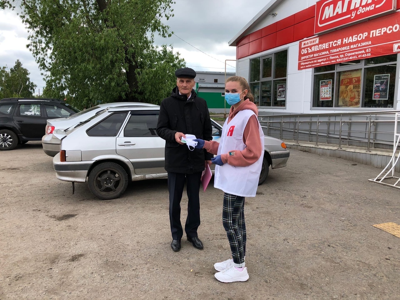 Молодогвардейцы продолжают бесплатно раздавать маски в Колышлейском районе