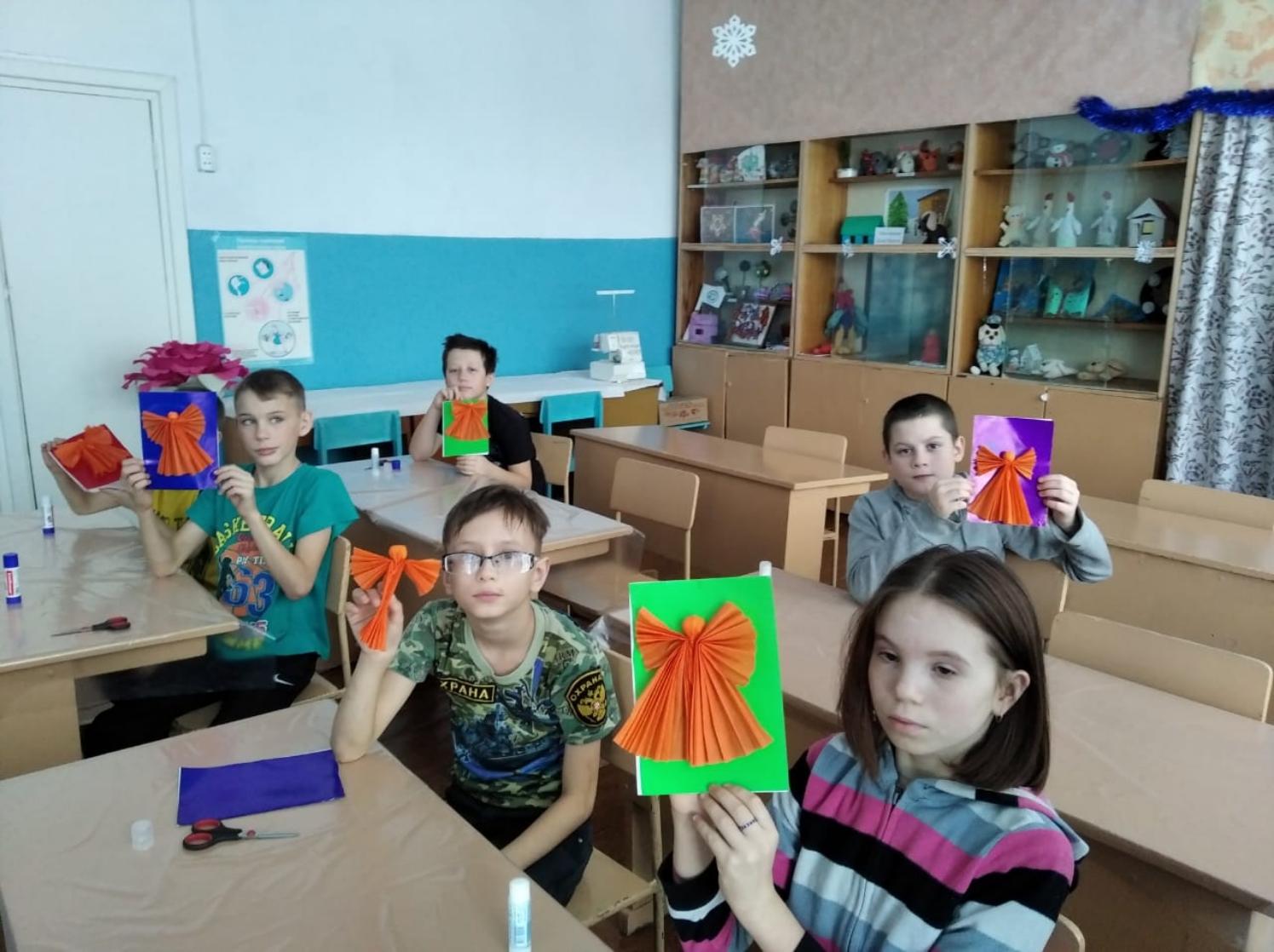 Мастер - класс по изготовлению Новогодней открытки прошел в МОУ СОШ с.Телегино 4 января Мастер - класс по изготовлению Новогодней открытки прошел в МОУ СОШ с.Телегино 4 января