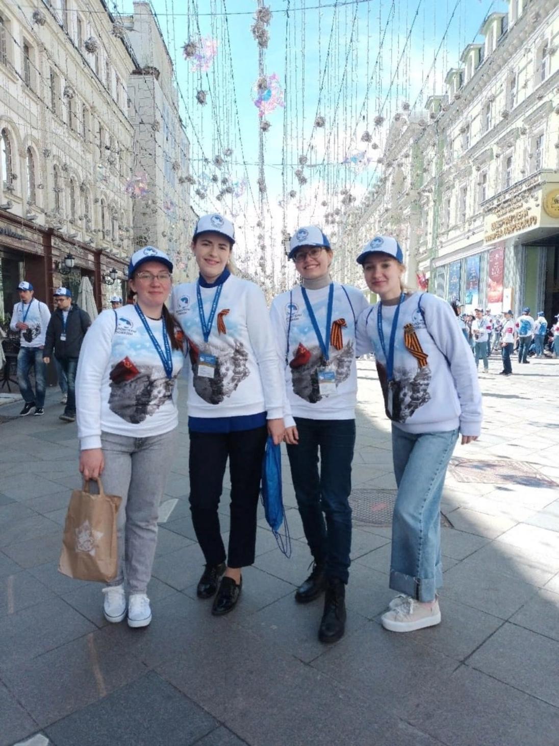 Педагог МОУ СОШ с. Телегино Алина Соловьёва приняла участие в Параде Победы в Москве в качестве волонтёра.