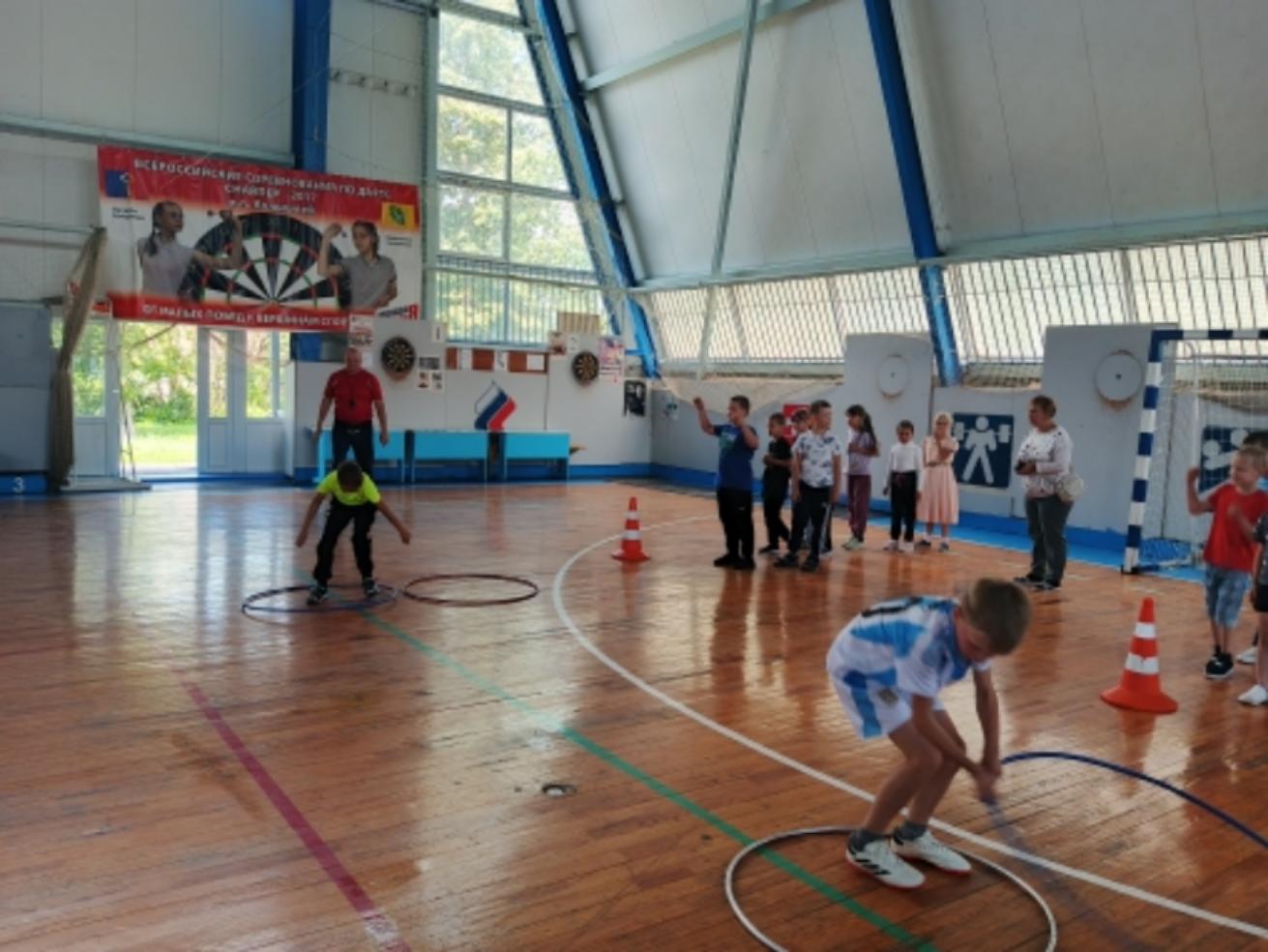 В ФОКе «Олимп» п.Колышлей 4 июля 2025 года прошло спортивное мероприятие «Весёлые старты», посвящённое Дню семьи, любви и верности