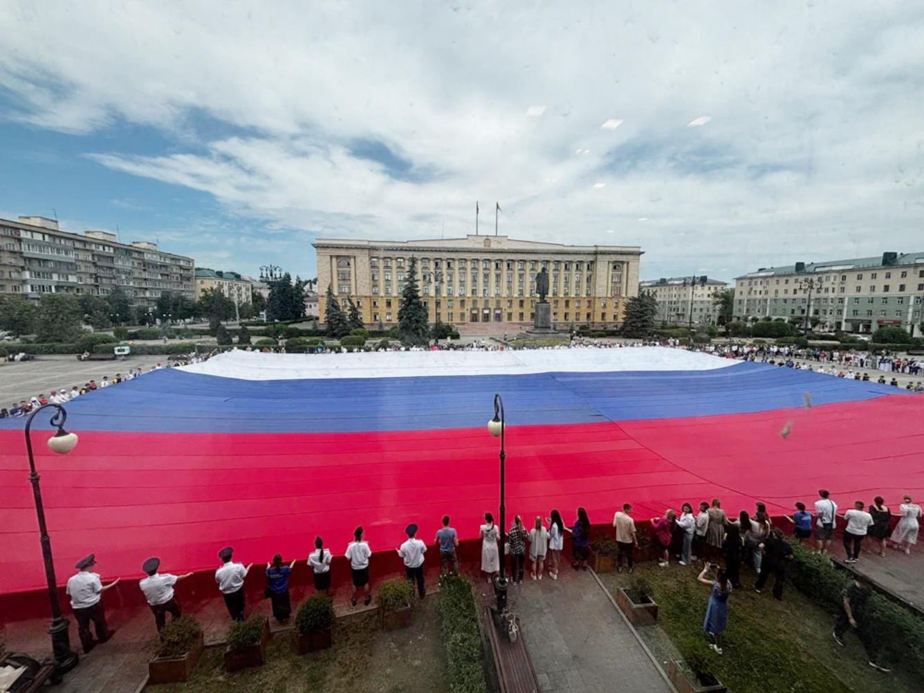 В Пензе молодогвардейцы растянули российский триколор площадью 3750 квадратных метров