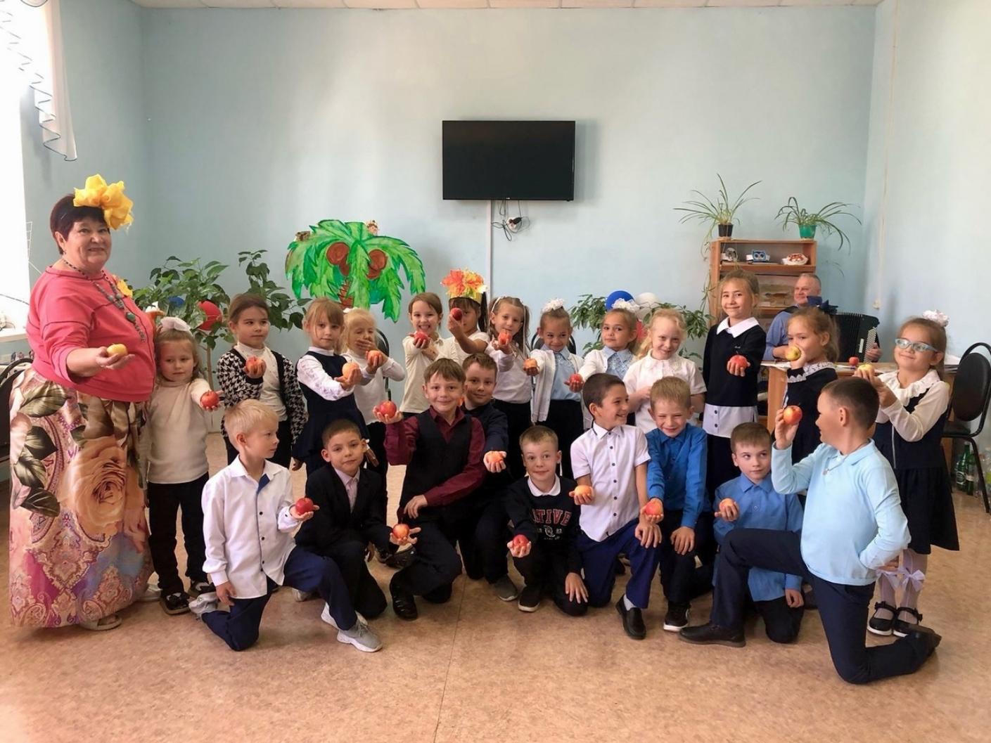 11 сентября в Детском секторе РДК, в любительском объединении «Карусель», прошла игровая познавательная программа: «Осенние забавы». 11 сентября в Детском секторе РДК, в любительском объединении «Карусель», прошла игровая познавательная программа: «Осенние забавы».