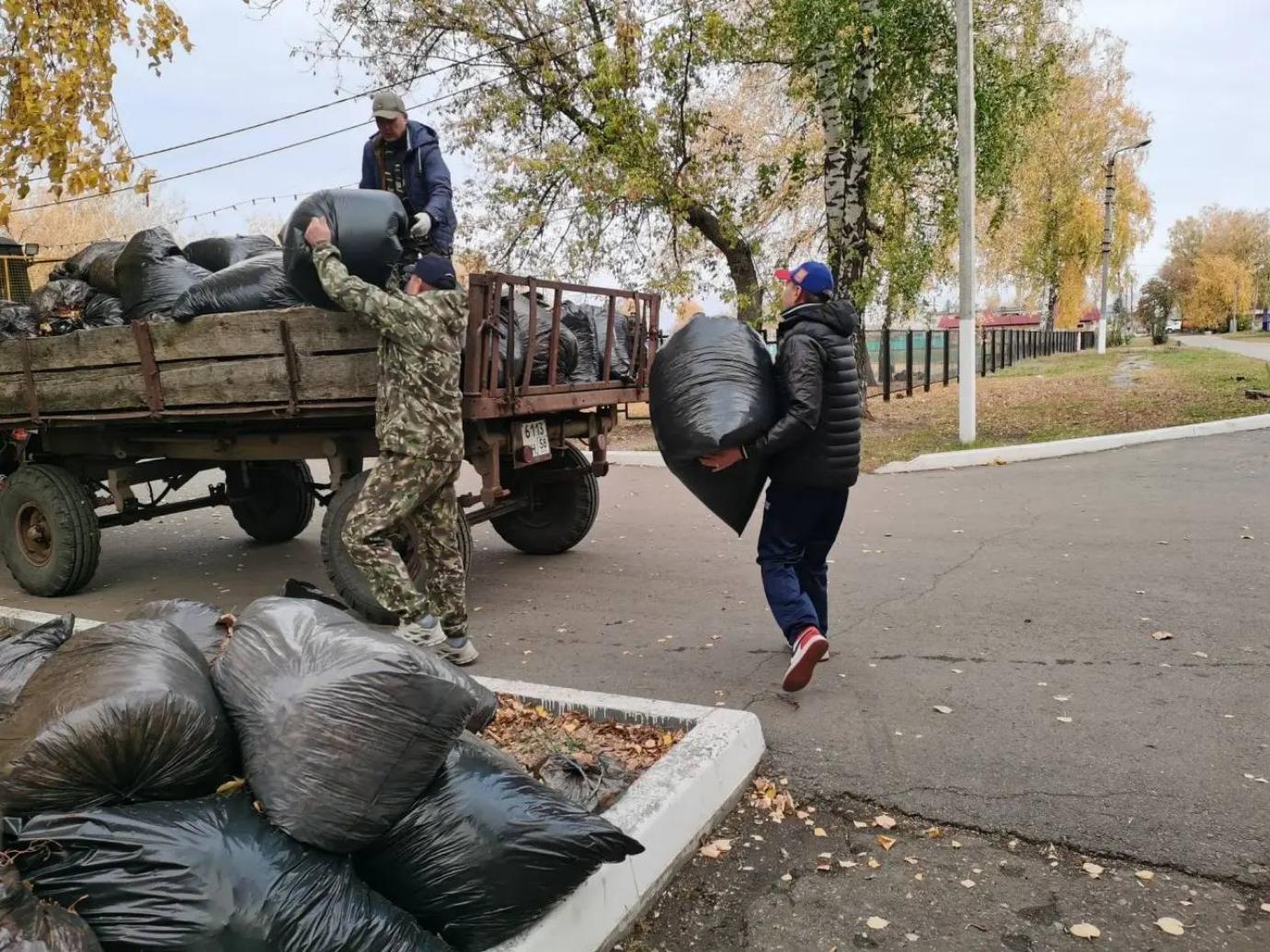 В Колышлейском районе 11 октября прошел субботник В Колышлейском районе 11 октября прошел субботник