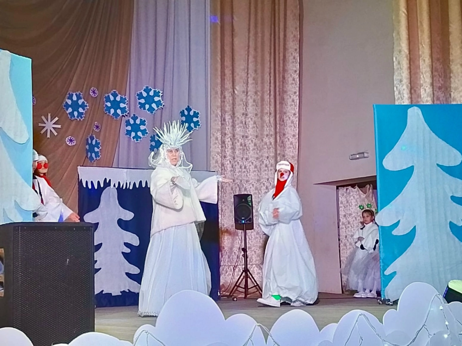 В районном Доме культуры 27 декабря прошло традиционное новогоднее мероприятие для детей