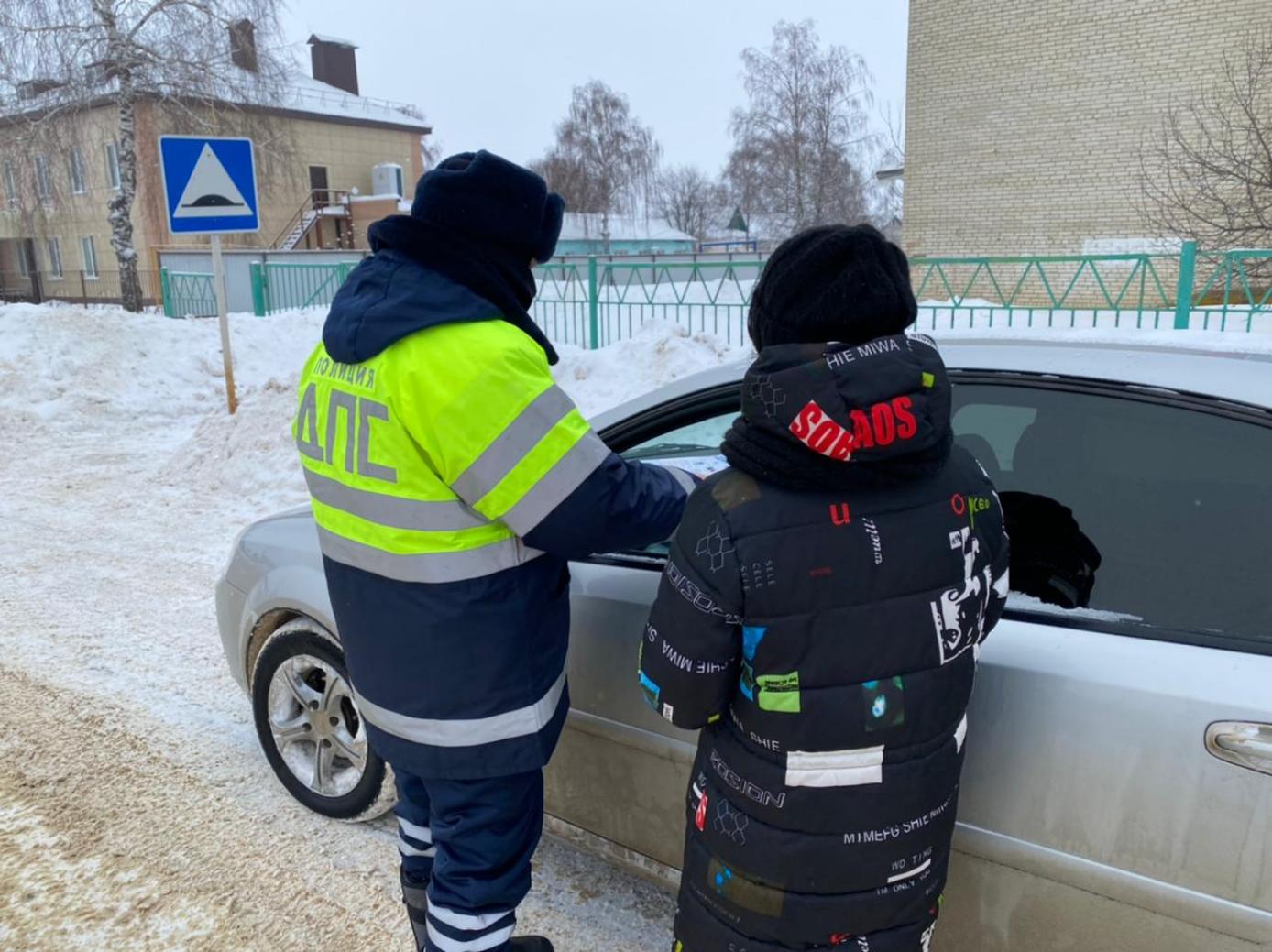 Сотрудники отделения ГИБДД МО МВД России «Колышлейский» совместно с юными инспекторами движения МОУ СОШ №1 р.п. Колышлей 14 января провели профилактическую акцию