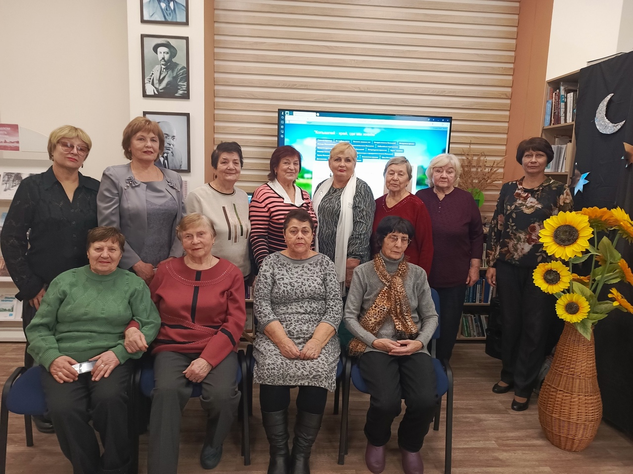 Участники Центра общения старшего поколения 27 ноября собрались в модельной библиотеке на краеведческой завалинке «Родная улица моя»
