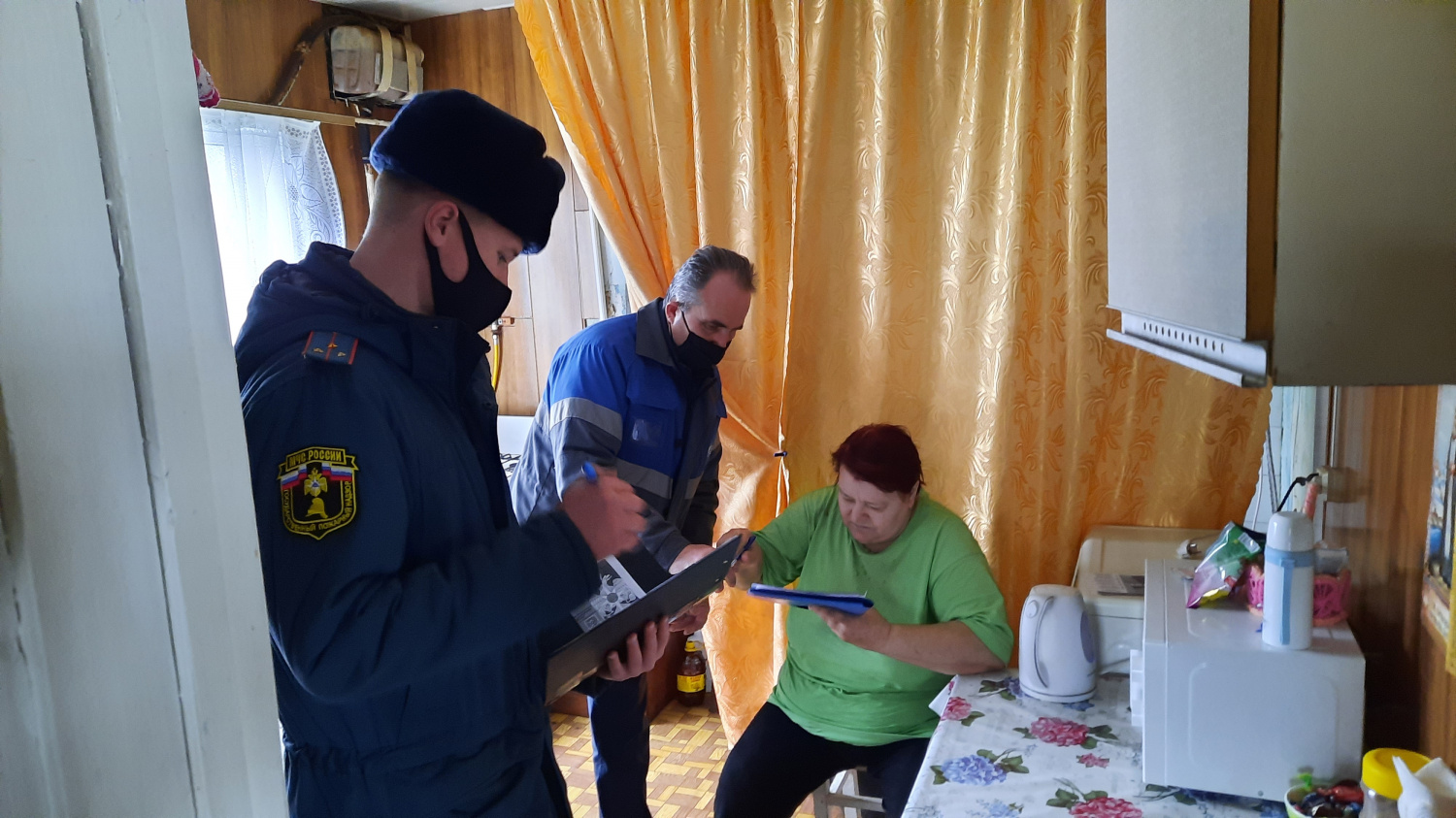 В целях предупреждения пожаров в быту в осенне-зимнем периоде продолжается рейдовые мероприятия