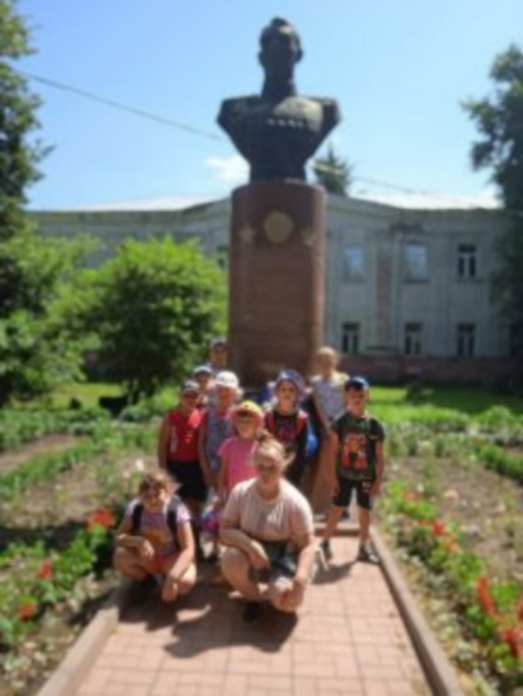 Воспитанники ДОЛ "Солнышко" совершили экскурсию в п. Колышлей, посетив Аллею героев, памятник Герою Советского Союза В.А. Глазунова, сквер.