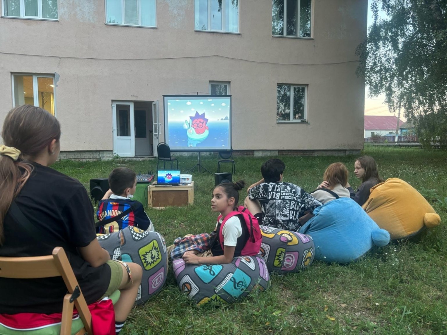 Специалисты районной библиотеки 1 августа провели очередной вечерний кинопоказ под открытым небом в рамках проекта «Смотрим кино – читаем книгу»