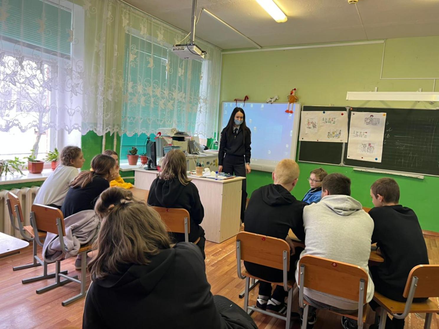 В МОУ СОШ №2 р.п. Колышлей для учащихся среднего звена проведена профилактическая беседа на тему: «Безопасное поведение на дороге»