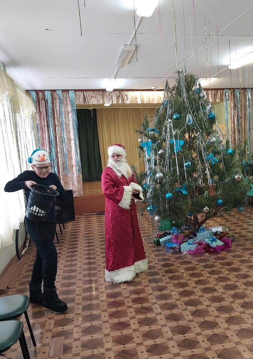 04.01.2025 года в МОУ СОШ № 2 р. п. Колышлей прошло новогоднее мероприятие "Новогодние смешинки" 