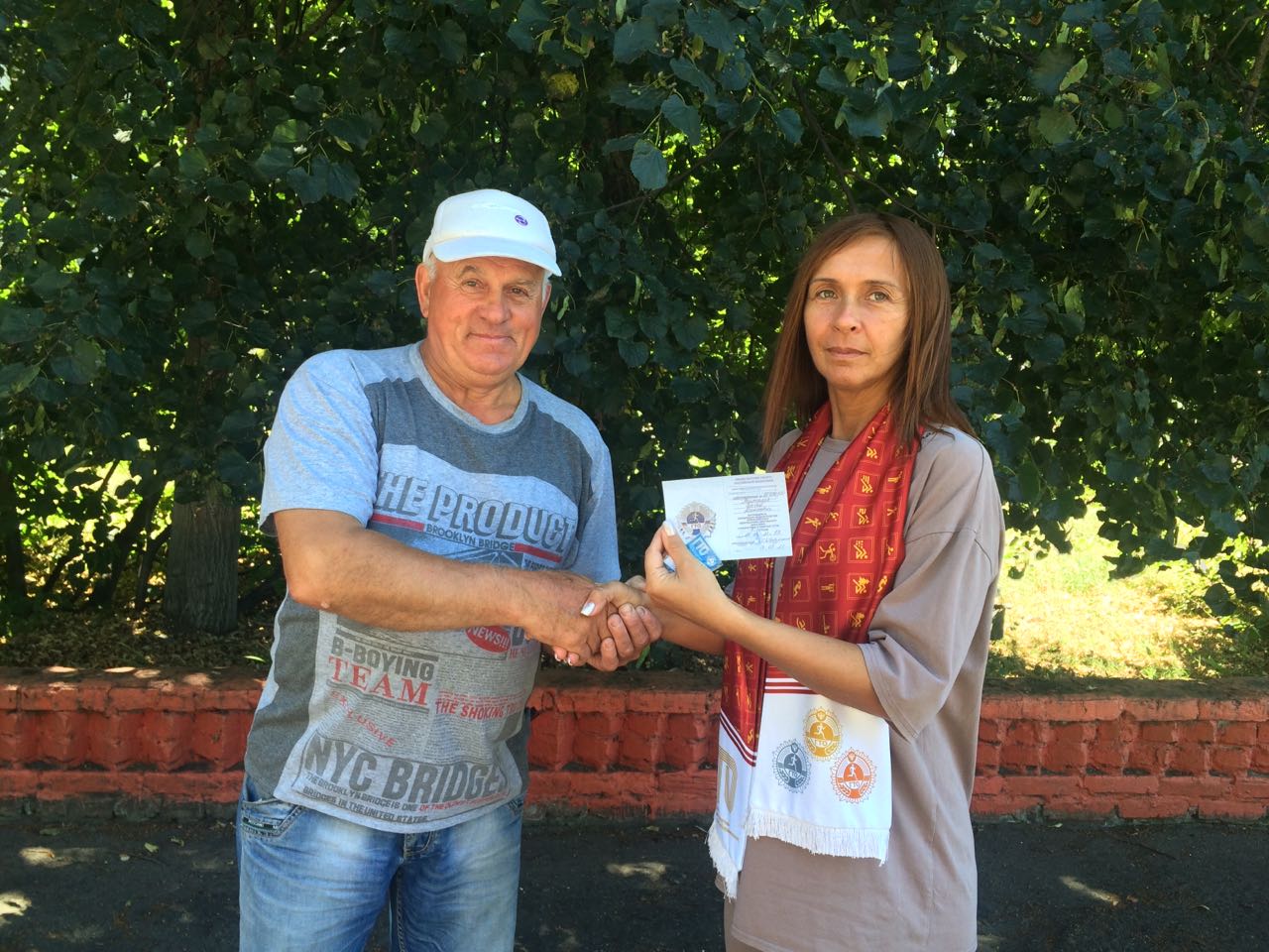 На площади ДЮСШ знаки ВФСК ГТО 12 июля 2021 года вручены тренерам-преподавателям спортивной школы На площади ДЮСШ знаки ВФСК ГТО 12 июля 2021 года вручены тренерам-преподавателям спортивной школы