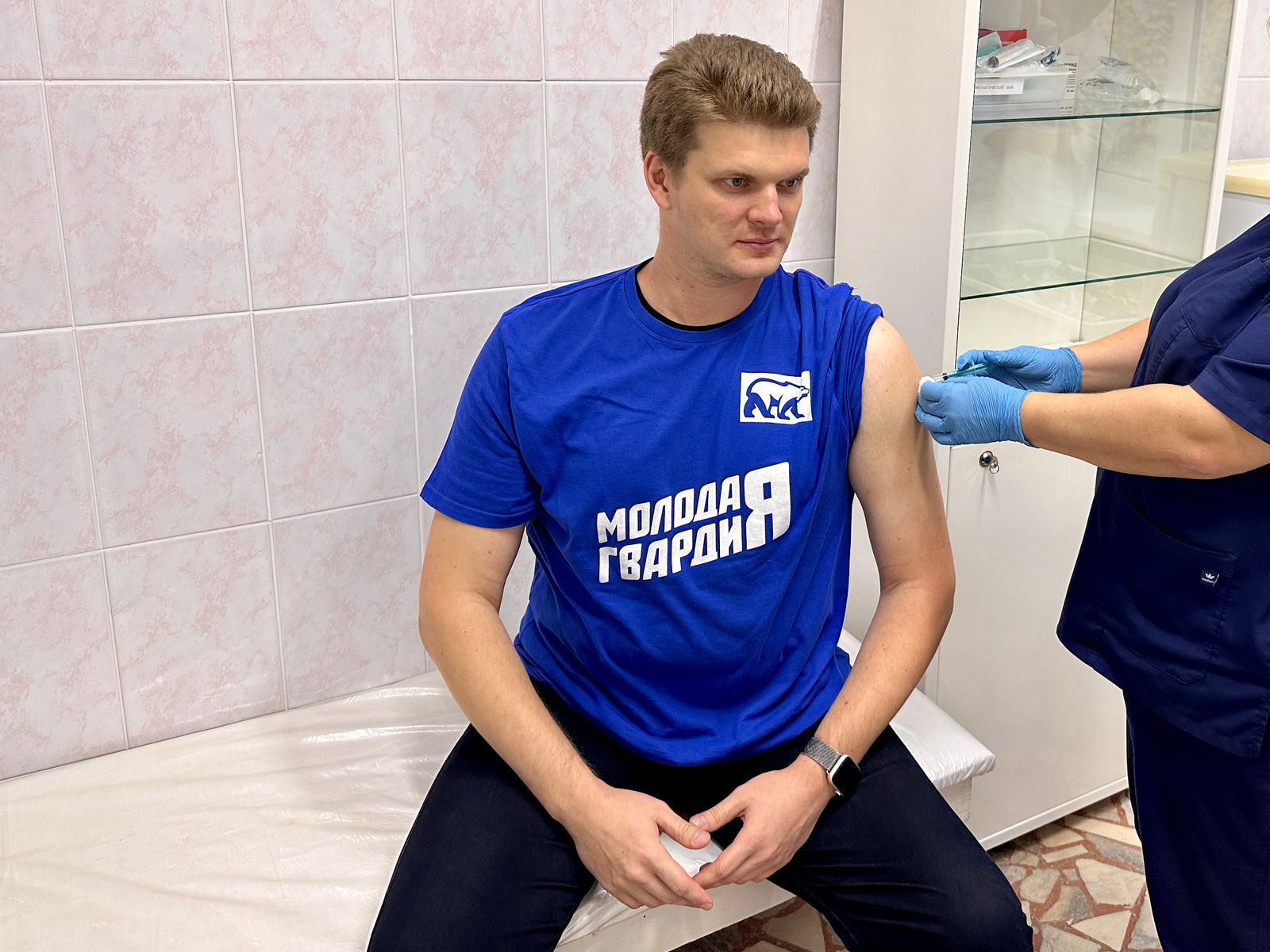 Активисты «Молодой Гвардии» вакцинировались от гриппа Активисты «Молодой Гвардии» вакцинировались от гриппа
