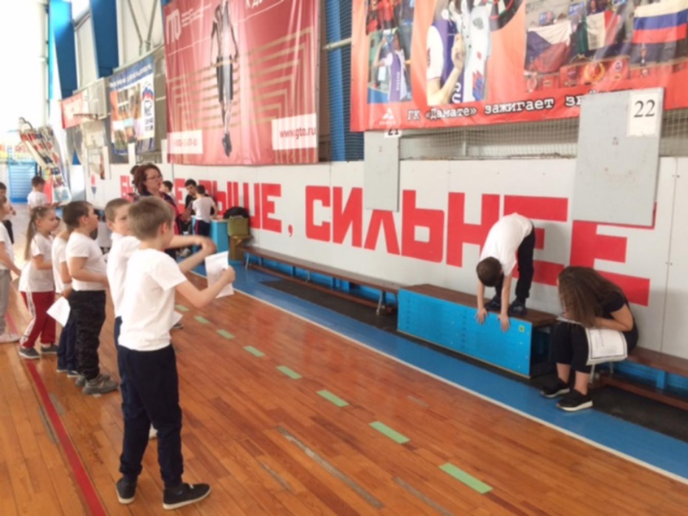 В ФОКе «Олимп» среди первоклассников МОУ СОШ №1 р.п.Колышлей 20 апреля 2022 года прошёл спортивный марафон «Мы начинаем с ГТО!»