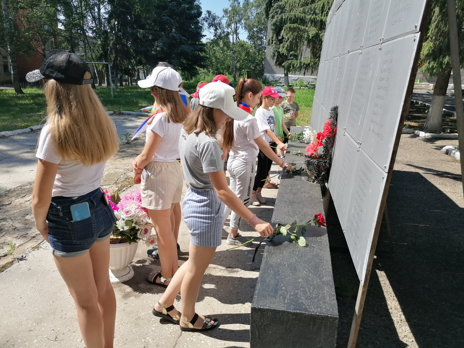 Сегодня в акциях "Красная гвоздика" и "Минута молчания" приняли участие дети из школьного лагеря «Парус» Сегодня в акциях "Красная гвоздика" и "Минута молчания" приняли участие дети из школьного лагеря «Парус»