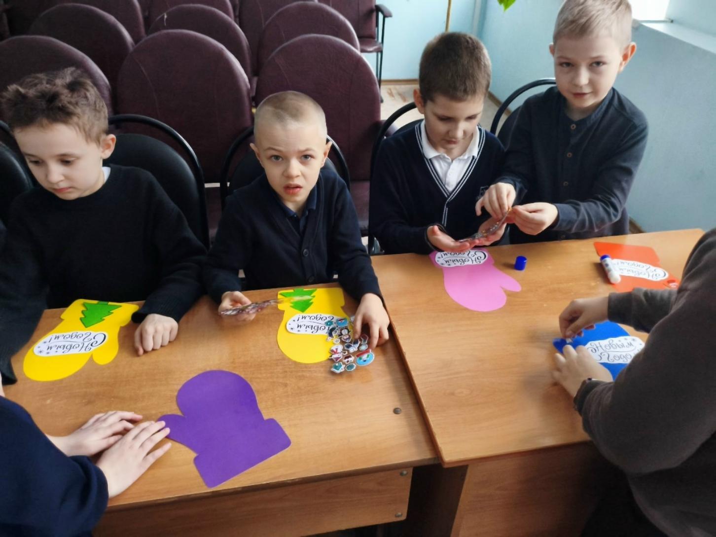 В детском секторе районного Дома культуры 18 декабря прошёл мастер-класс "Новогоднее чудо своими руками"