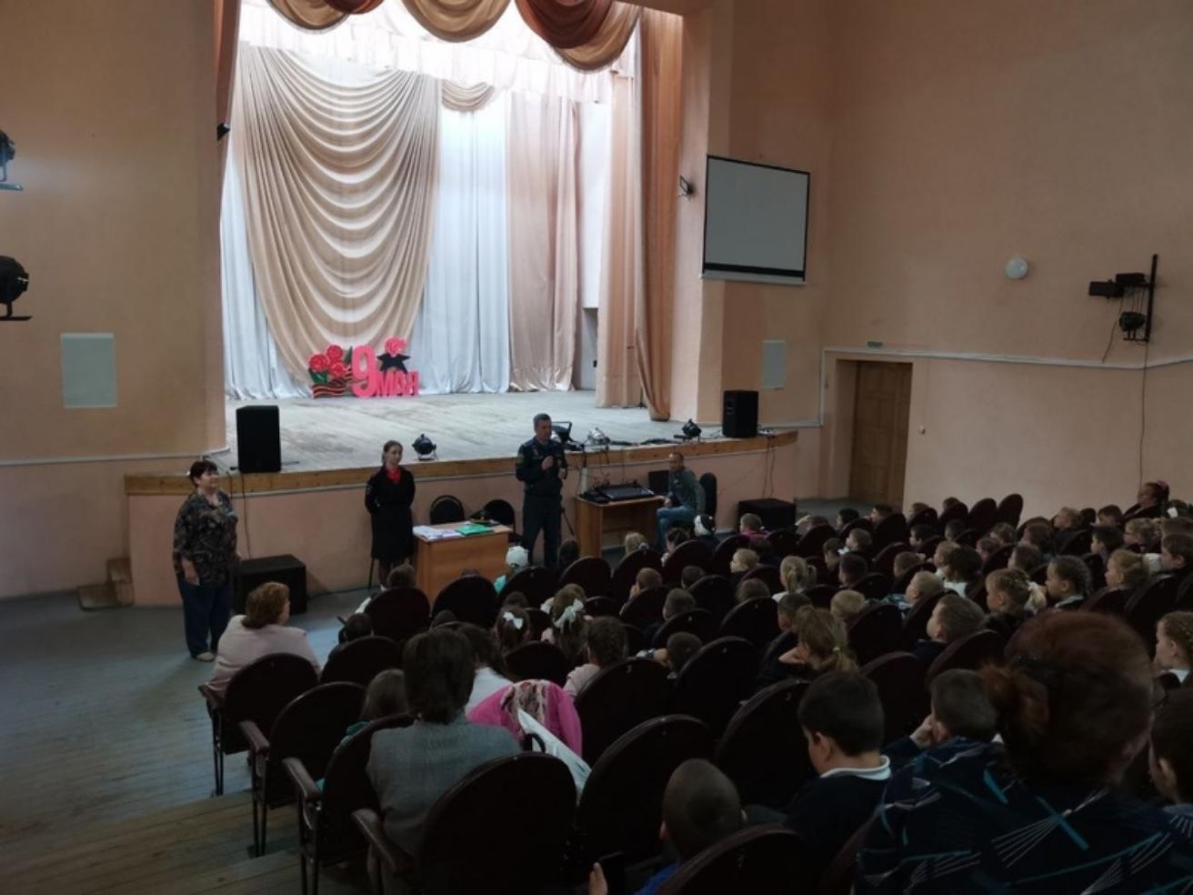 В зрительном зале РДК 18 мая 2023 года состоялось очередное заседание любительского объединения «Щит и Меч» В зрительном зале РДК 18 мая 2023 года состоялось очередное заседание любительского объединения «Щит и Меч»