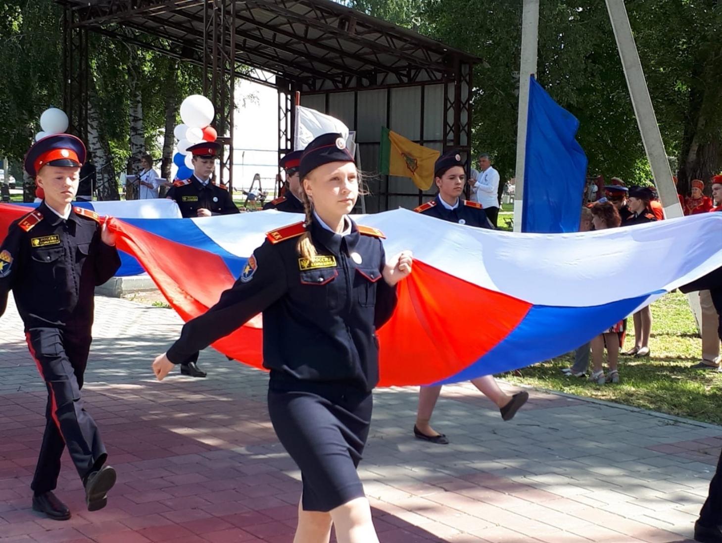 На центральной площади посёлка Колышлей 12 июня прошло торжественное мероприятие «Нет родины краше России», посвящённое празднованию Дня России На центральной площади посёлка Колышлей 12 июня прошло торжественное мероприятие «Нет родины краше России», посвящённое празднованию Дня России