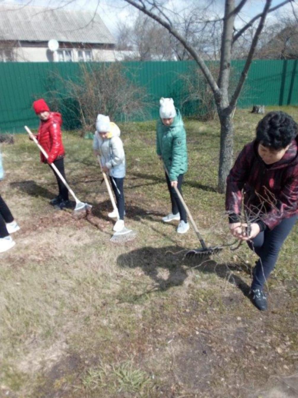 ЦКСОН совместно со  школьными волонтерскими отрядами с. Колтовское и с. Трескино оказали помощь по уборке и благоустройству  придомовых территорий тружеников тыла и захоронений участников ВОВ