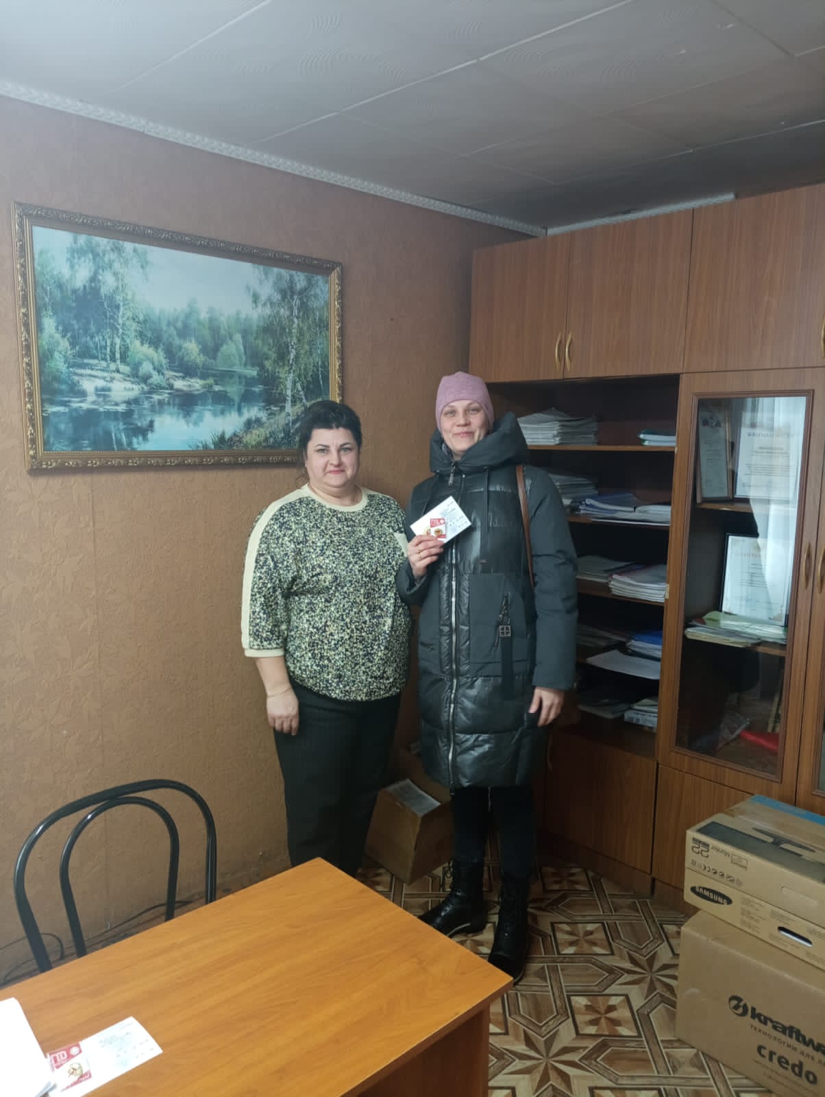 В с.Берёзовка Колышлейского района жителям вручаются знаки отличия ВФСК ГТО и удостоверения к ним