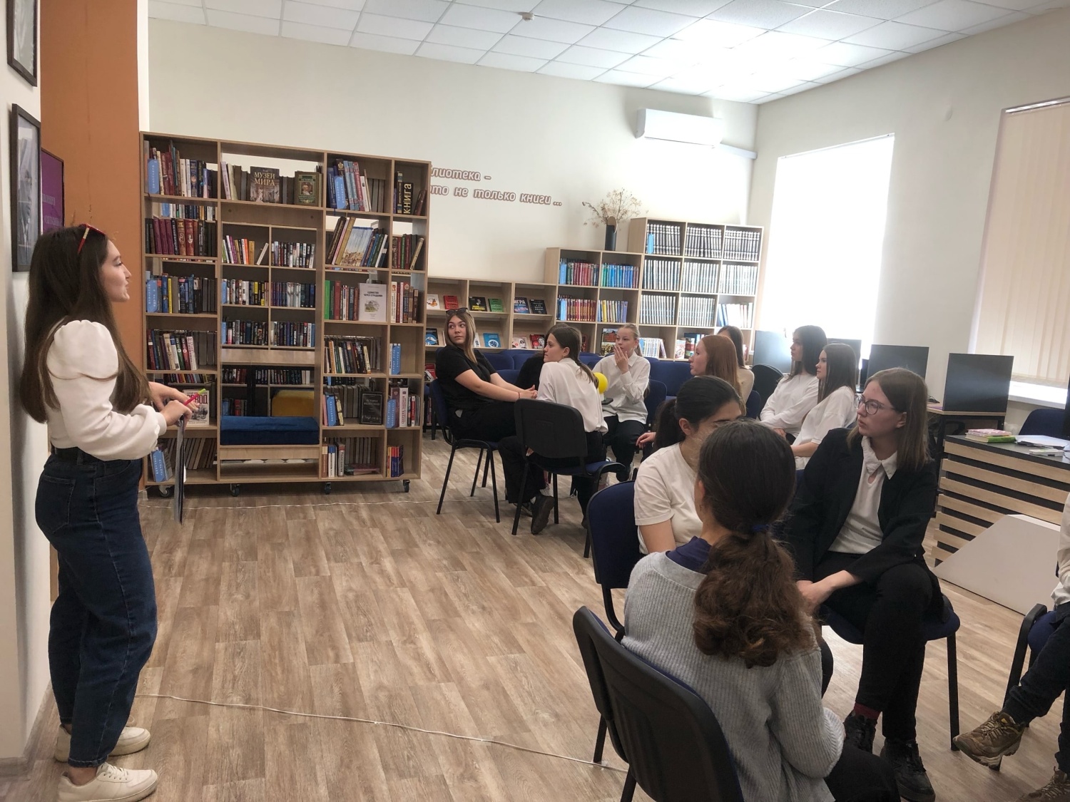 В районной библиотеке 12 апреля 2023 года прошла экскурсия "Современная библиотека - молодому поколению" 