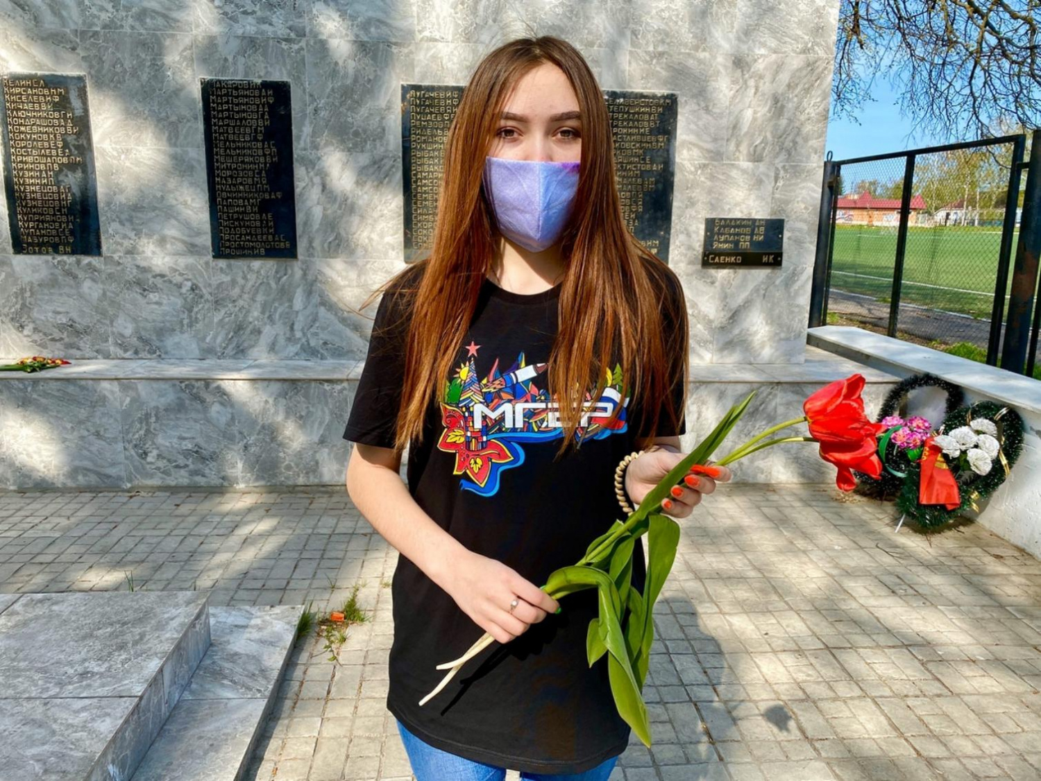 В преддверии 75-летия годовщины Великой Победы активисты Молодой Гвардии Колышлейского района пришли к мемориалу «Вечный огонь» возложить цветы в память о погибших в Великой Отечественной войне