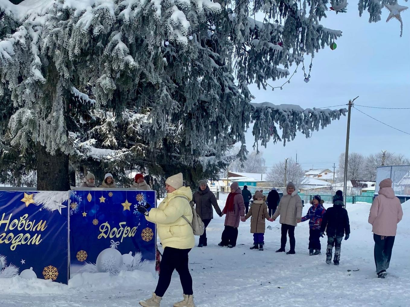 Зимний день 6 января на центральной площади Колышлея наполнился звонким смехом и праздничным настроением