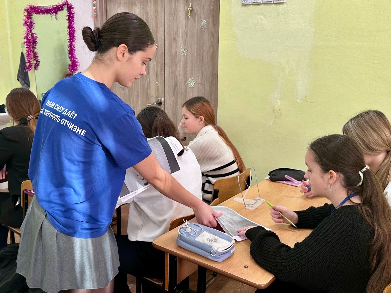 Активистка МГЕР Арина Рудакова провела акцию «Письмо солдату»