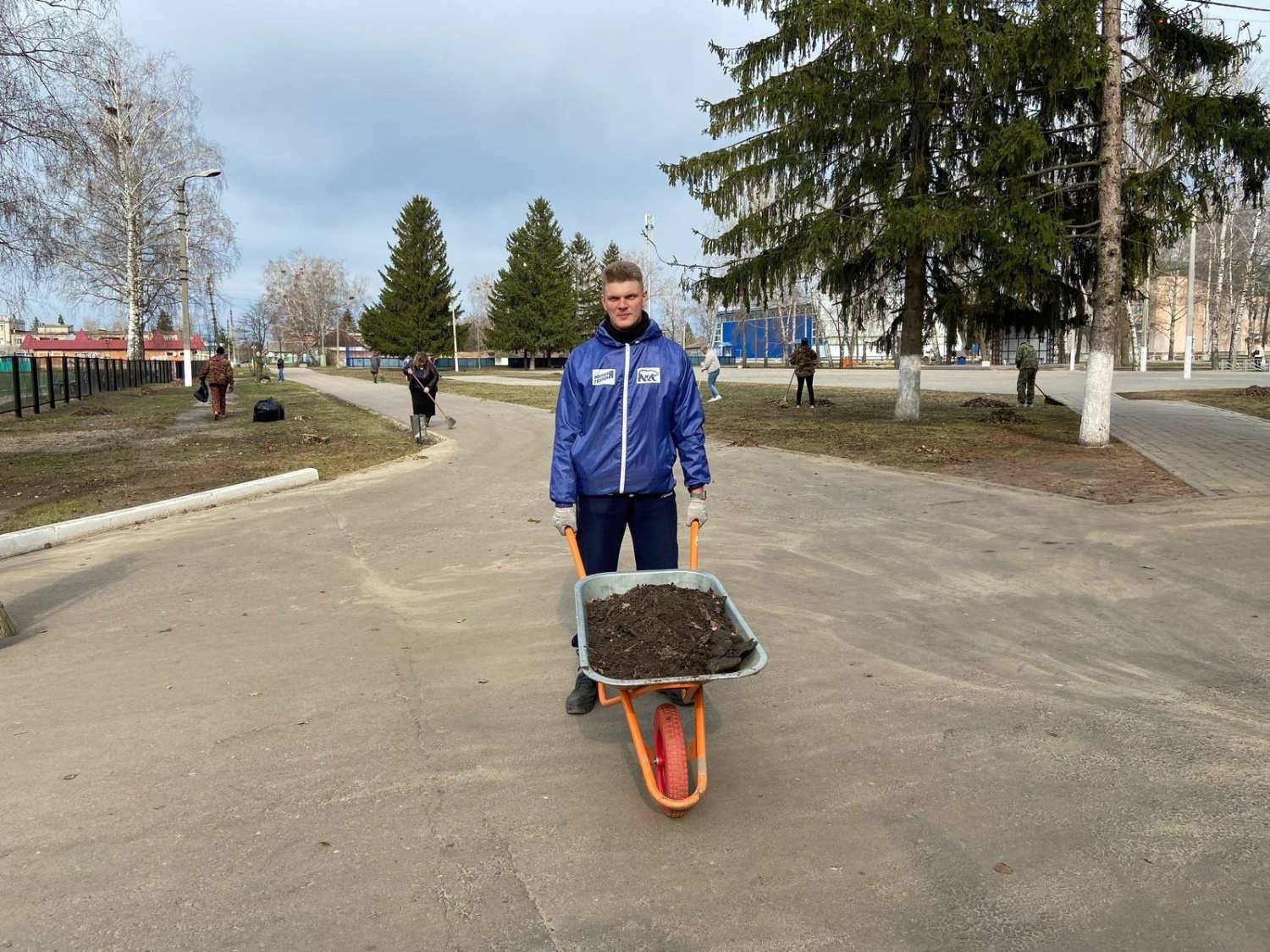 Молодогвардейцы приняли участие в благоустройстве поселка  