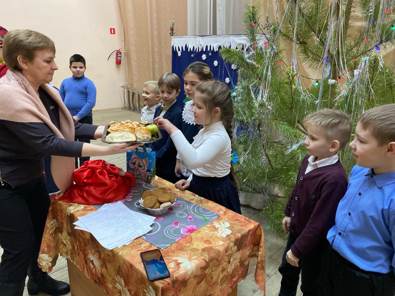 На сцене РДК 13 января прошла игровая - познавательная программа "Рождественские колядки" На сцене РДК 13 января прошла игровая - познавательная программа "Рождественские колядки"