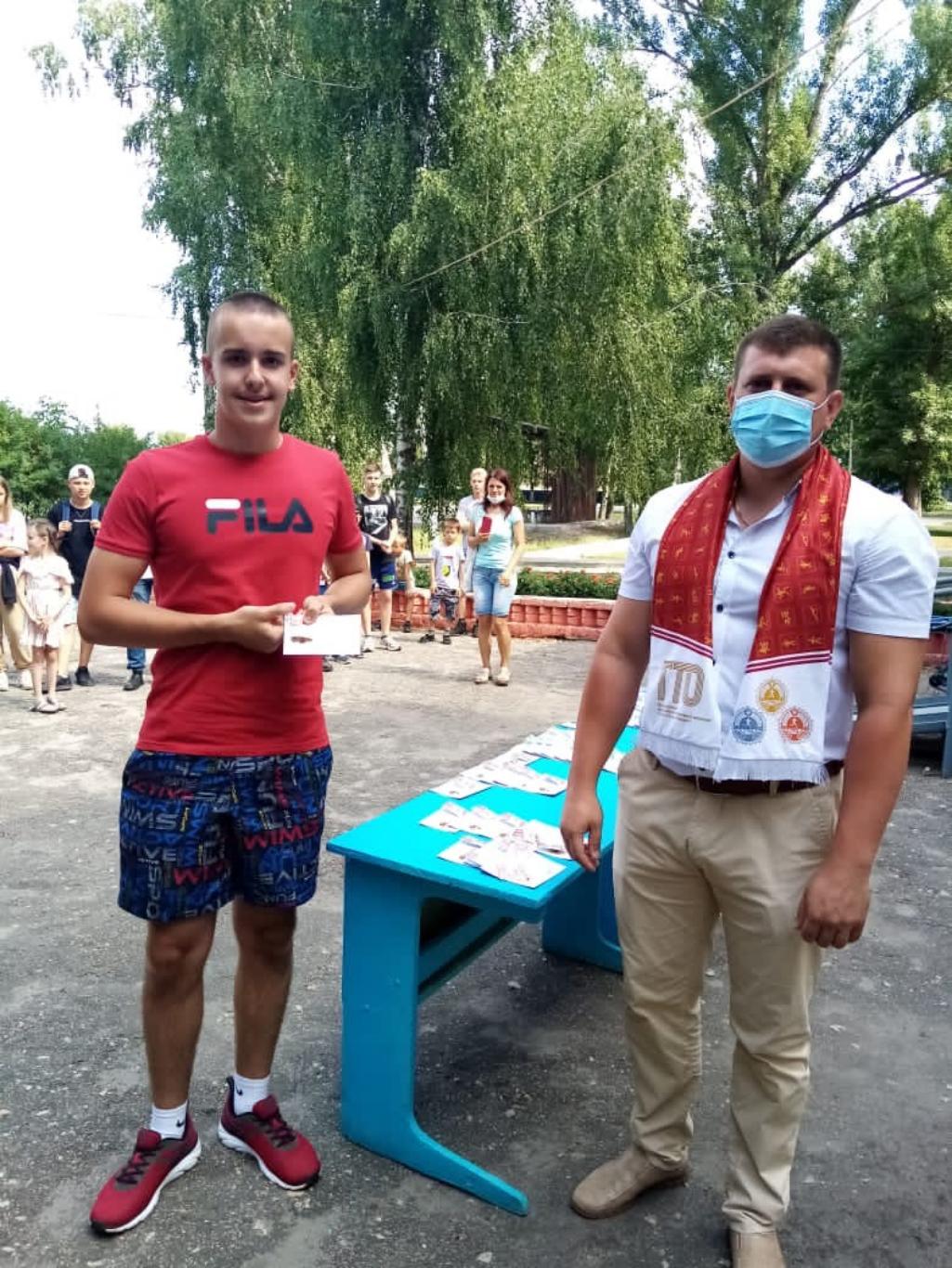 На площади МБОУ ДО «ДЮСШ Колышлейского района» 14 июля 2021 года состоялось торжественное вручение знаков На площади МБОУ ДО «ДЮСШ Колышлейского района» 14 июля 2021 года состоялось торжественное вручение знаков
