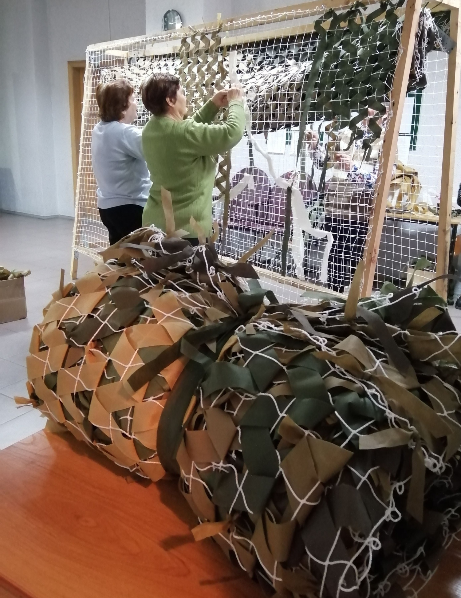 Участницы Центра общения старшего поколения Колышлейского района завершили работу по изготовлению первой маскировочной сети Участницы Центра общения старшего поколения Колышлейского района завершили работу по изготовлению первой маскировочной сети
