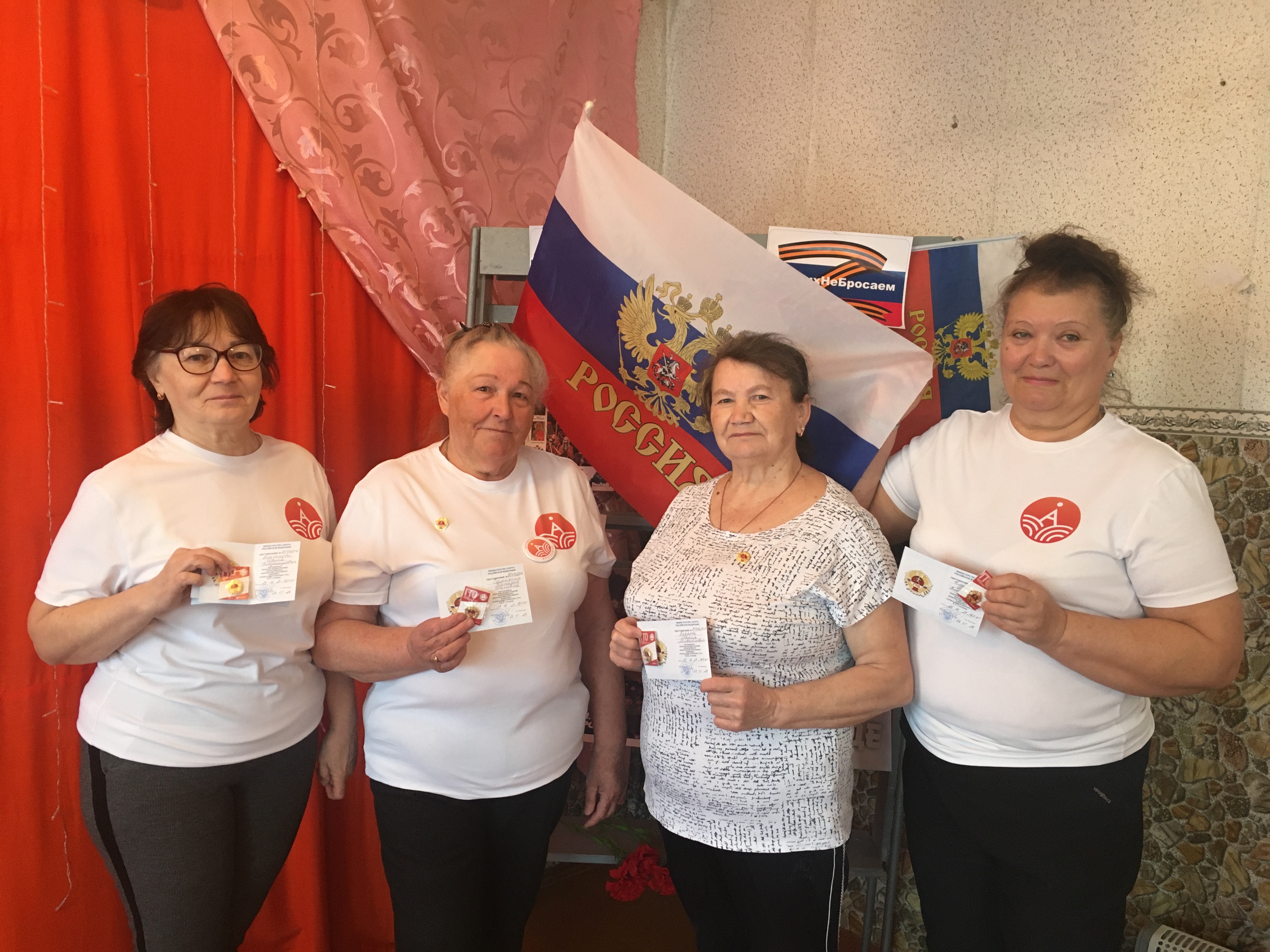Участникам клуба скандинавской ходьбы п.Родниковский Колышлейского района вручены знаки отличия комплекса ВФСК ГТО