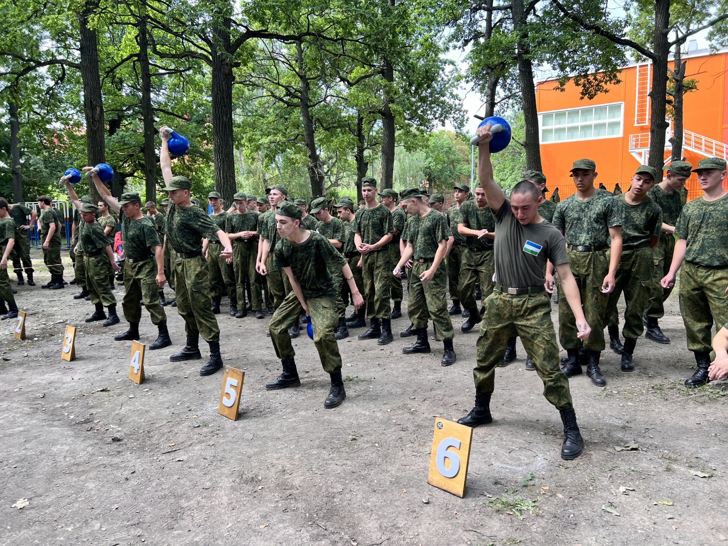 Гвардейцы попробовали свои силы в соревнованиях по гиревому спорту