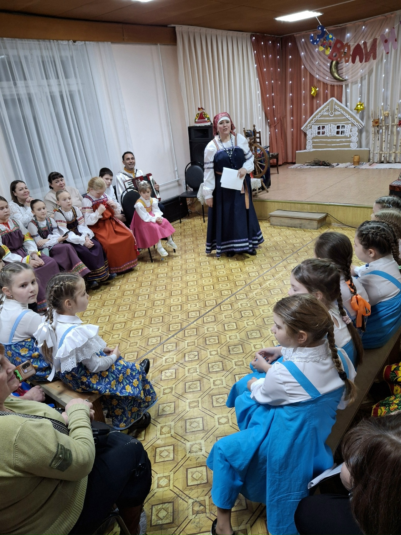 Ежегодный фестиваль народной музыки "Завалинка" , состоявшийся в минувший четверг, блестяще завершил череду осенних творческих мероприятий ДШИ Колышлейского района