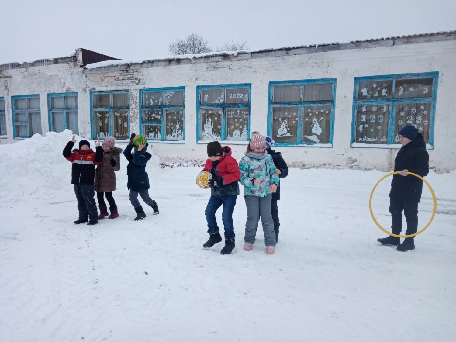 6.01.2022 года учащиеся МОУ СОШ с. Красная Горка снова посетили школу в период зимних каникул, чтобы посоревноваться в ловкости и креативности. Сегодня - "Веселые старты"! 