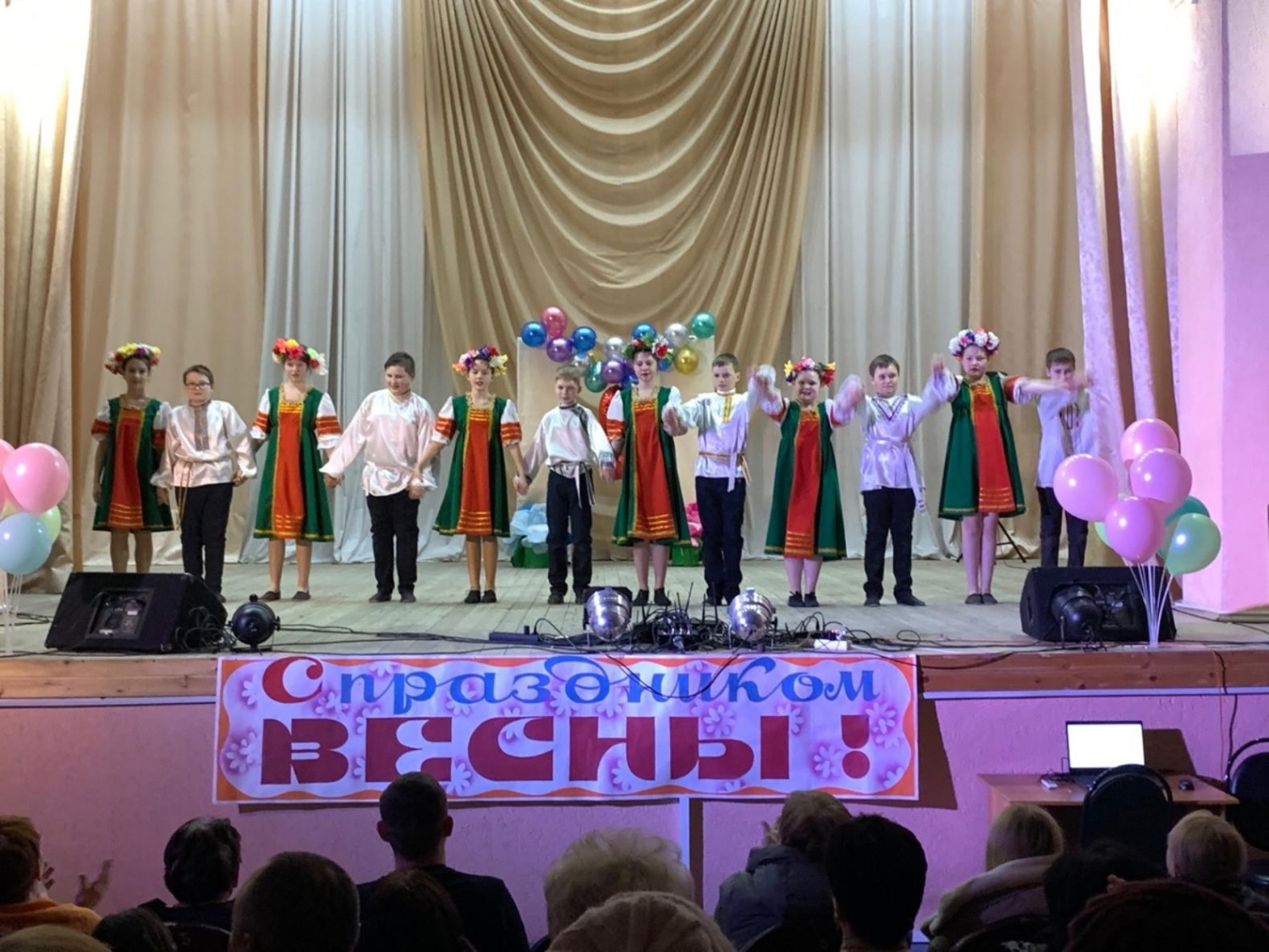 В районном Доме культуры 6 марта состоялся праздничный концерт «Музыкальный букет», посвященный Международному женскому Дню 8-е марта