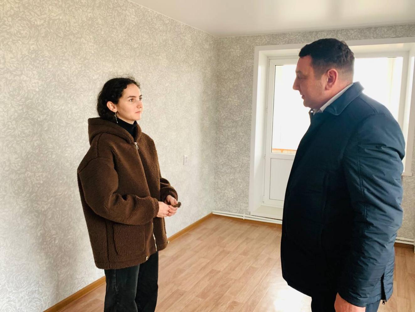 Торжественное вручение комплекта ключей от жилых помещений детям-сиротам и детям, оставшимся без попечения родителей