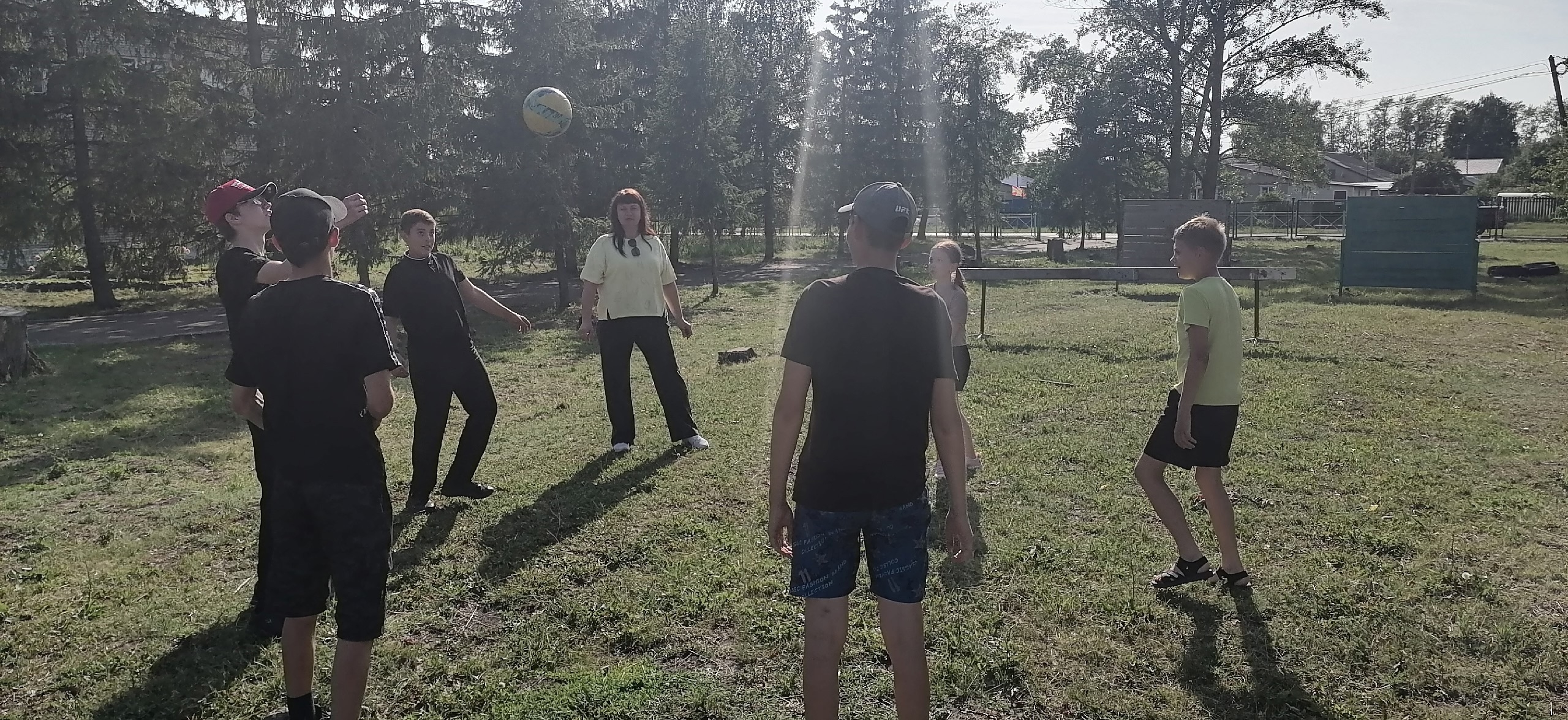 Развитие дворового спорта в условиях многофункциональной спортивной площадки на территории МОУ СОШ №2 р.п.Колышлей продолжается