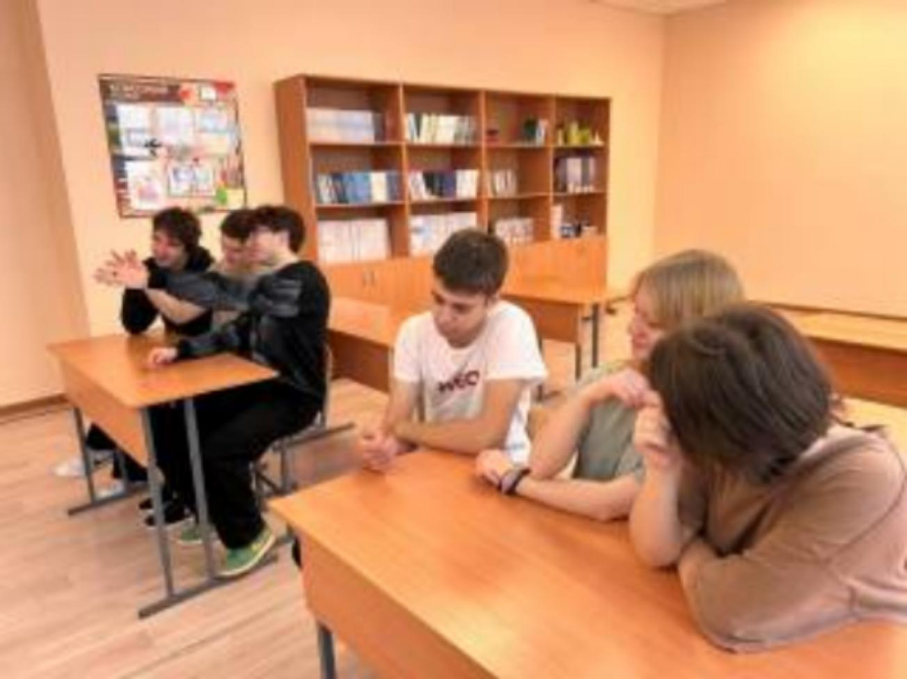 Новогодний квест "Неоновая Зима 2026" для старшеклассников прошел 7 января в школе с.Березовка. 