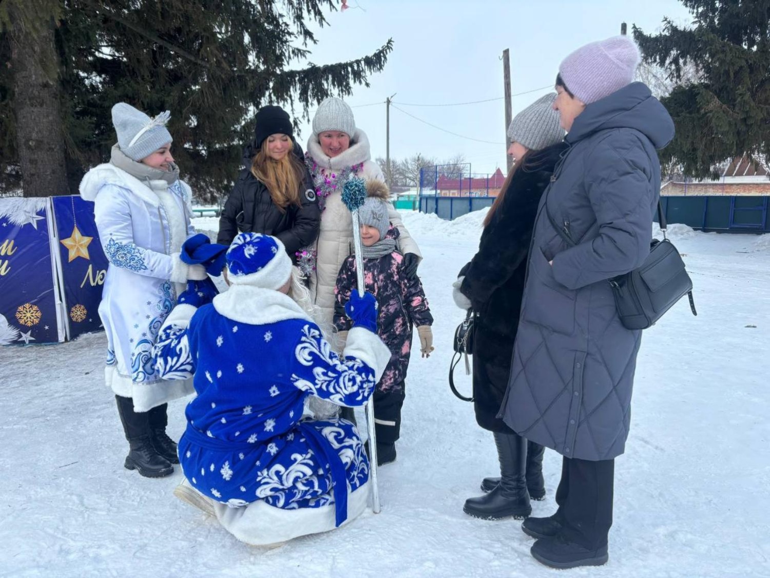 На центральной площади нашего посёлка 5 января 2025 года прошла развлекательная программа "Зимней сказочной порой".