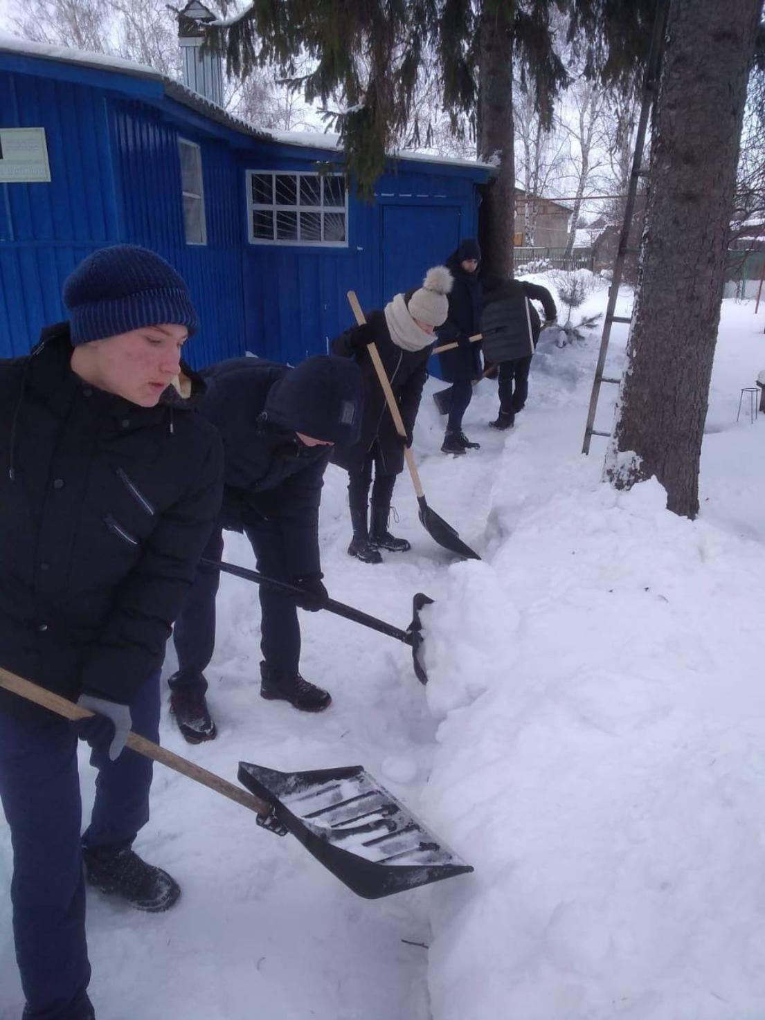 В Колышлейском районе продолжается акция «Рука помощи» 18 января 2022 года депутаты с привлечением волонтеров организовывают помощь в расчистке от снега придомовых территорий одиноким пенсионерам, ветеранам
