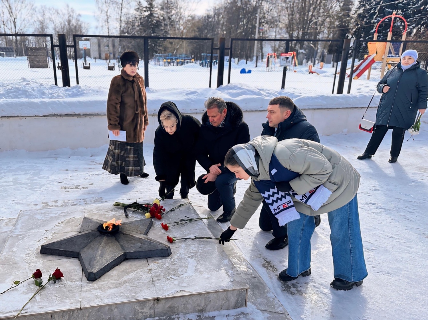 Колышлейские молодогвардейцы возложили цветы к Вечному огню Колышлейские молодогвардейцы возложили цветы к Вечному огню