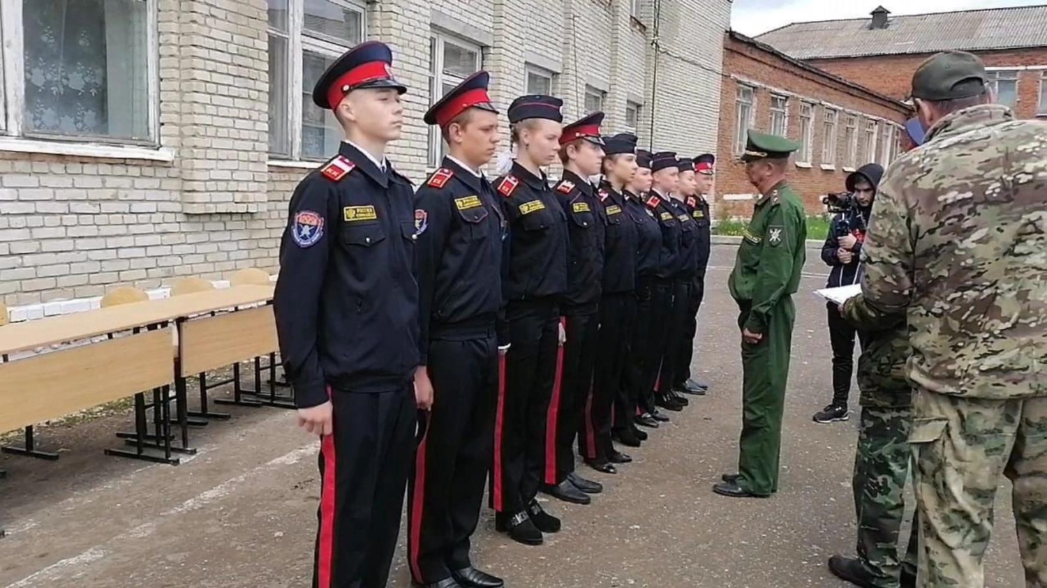 Кадеты 9 класса МОУ СОШ п. Родниковский 17-20 мая приняли участие в работе военно-патриотического лагеря "Казачий присуд"