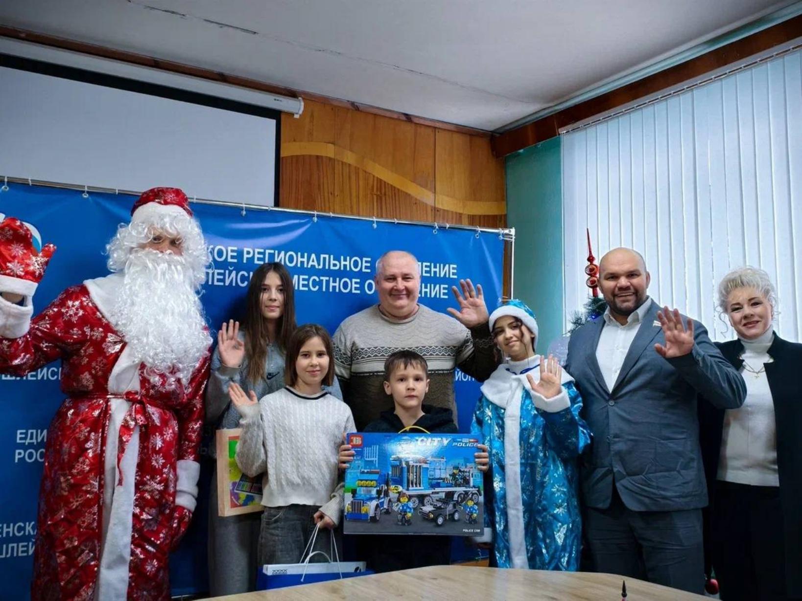 Молодогвардейцы принесли новогоднее чудо в семьи Колышлейского района в рамках акции «Ёлка желаний» Молодогвардейцы принесли новогоднее чудо в семьи Колышлейского района в рамках акции «Ёлка желаний»