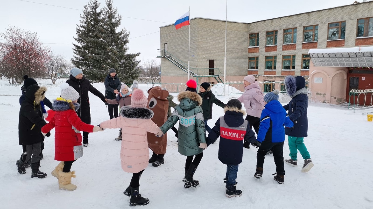 3 января   в 11.00 на территории МОУ СОШ с. Трескино  для ребят 1-3 классов прошли зимние спортивные игры "Здравствуй, Зимушка-зима