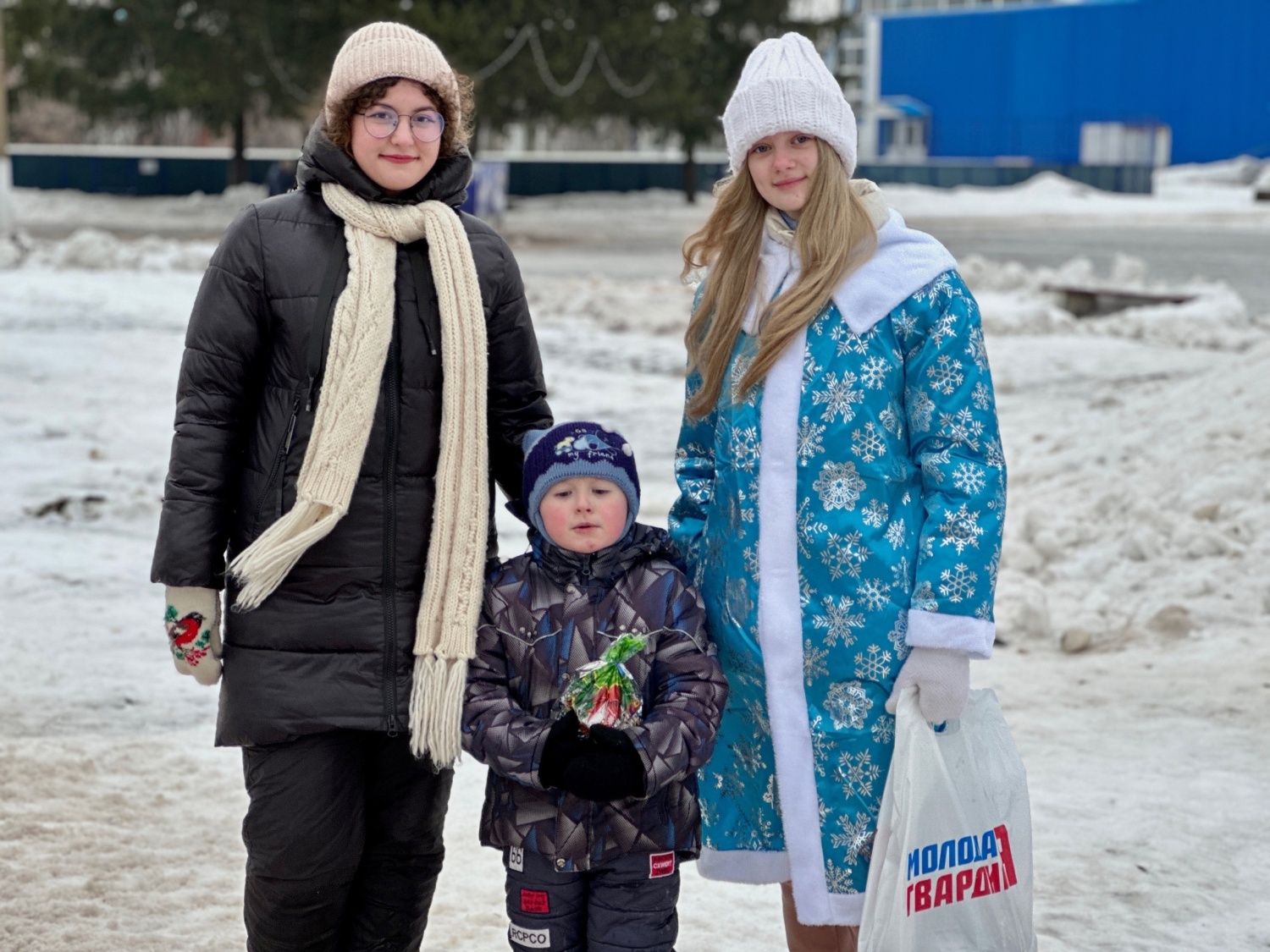 За день до Нового Года активисты «Молодой Гвардии» в костюмах Деда Мороза и Снегурочки вышли на улицы поселка Колышлей и поздравили всех жителей За день до Нового Года активисты «Молодой Гвардии» в костюмах Деда Мороза и Снегурочки вышли на улицы поселка Колышлей и поздравили всех жителей