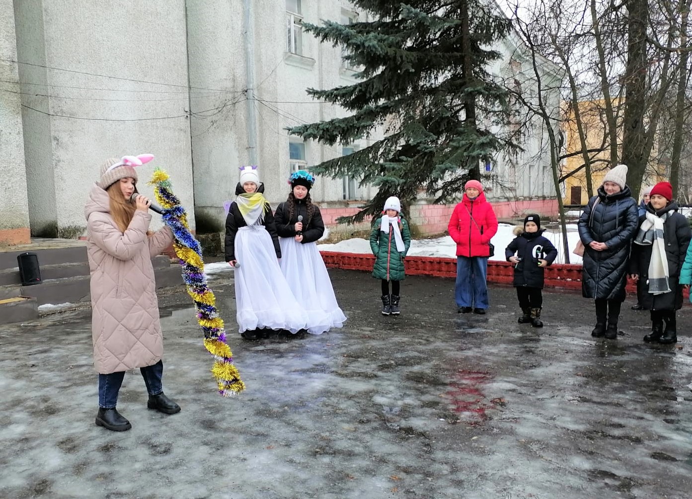 На Центральной площади р. п. Колышлей юные артисты школы разыграли добрую новогоднюю сказку "Так чей же год - Кролика или Кота?"