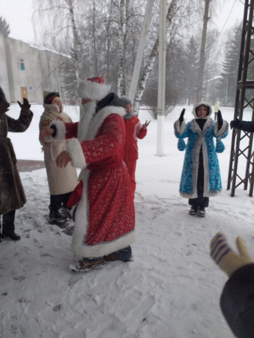 На центральной площади р.п.Колышлей 2 января 2024 года участники школьного театра «Маска» провели развлекательную программу