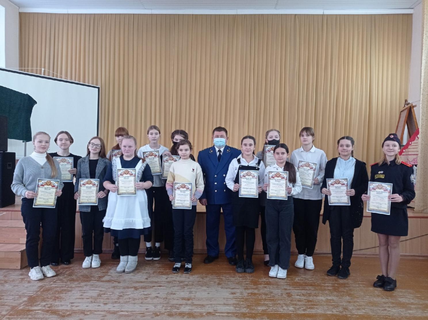 Благодарственные письма участникам конкурса детских работ, посвященных 300-летию прокуратуры,  вручил прокурор Колышлейского района Николай Тиханов 